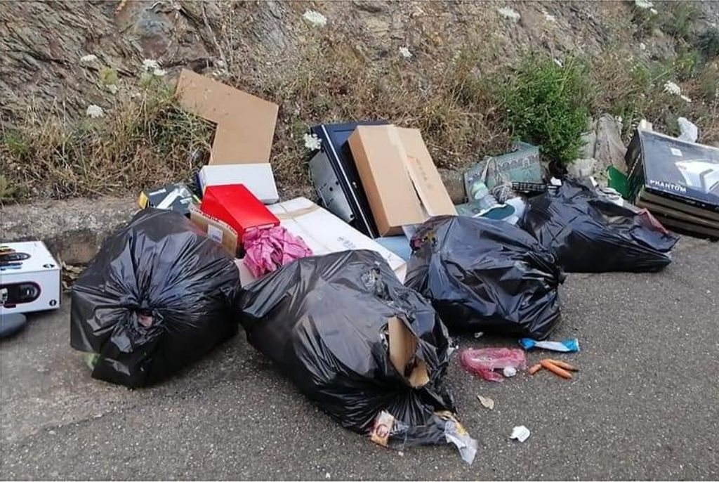 Scaricano la spazzatura in strada a Domusnovas, maximulta a due furbetti di Iglesias