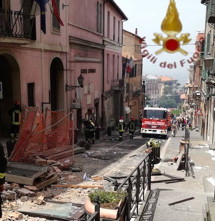 Roma, esplosione nel municipio di Rocca di Papa: tra i feriti anche 3 bambini
