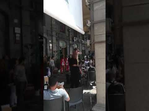 Fan di Vasco scatenati a Cagliari, cantano “T’immagini” in piedi sui tavolini del Caffè Torino in via Roma