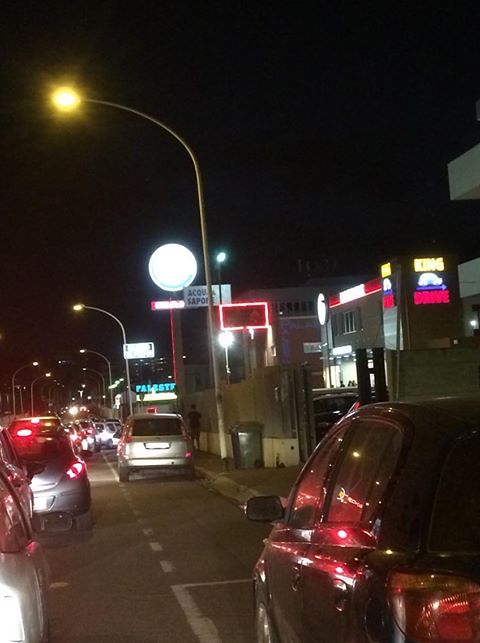 I cagliaritani sono pazzi dei fast food: “Mezzo km di fila per un hamburger…”