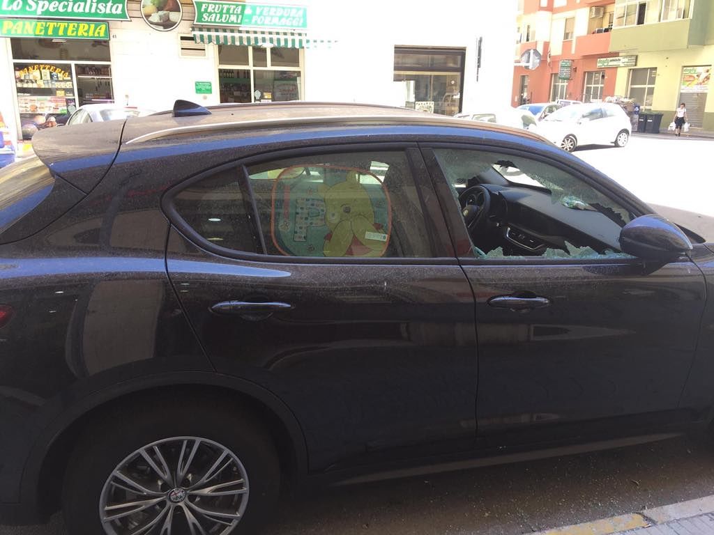 Fonsarda, vandali scatenati nella notte: “Vetri delle auto distrutti, ancora una volta”