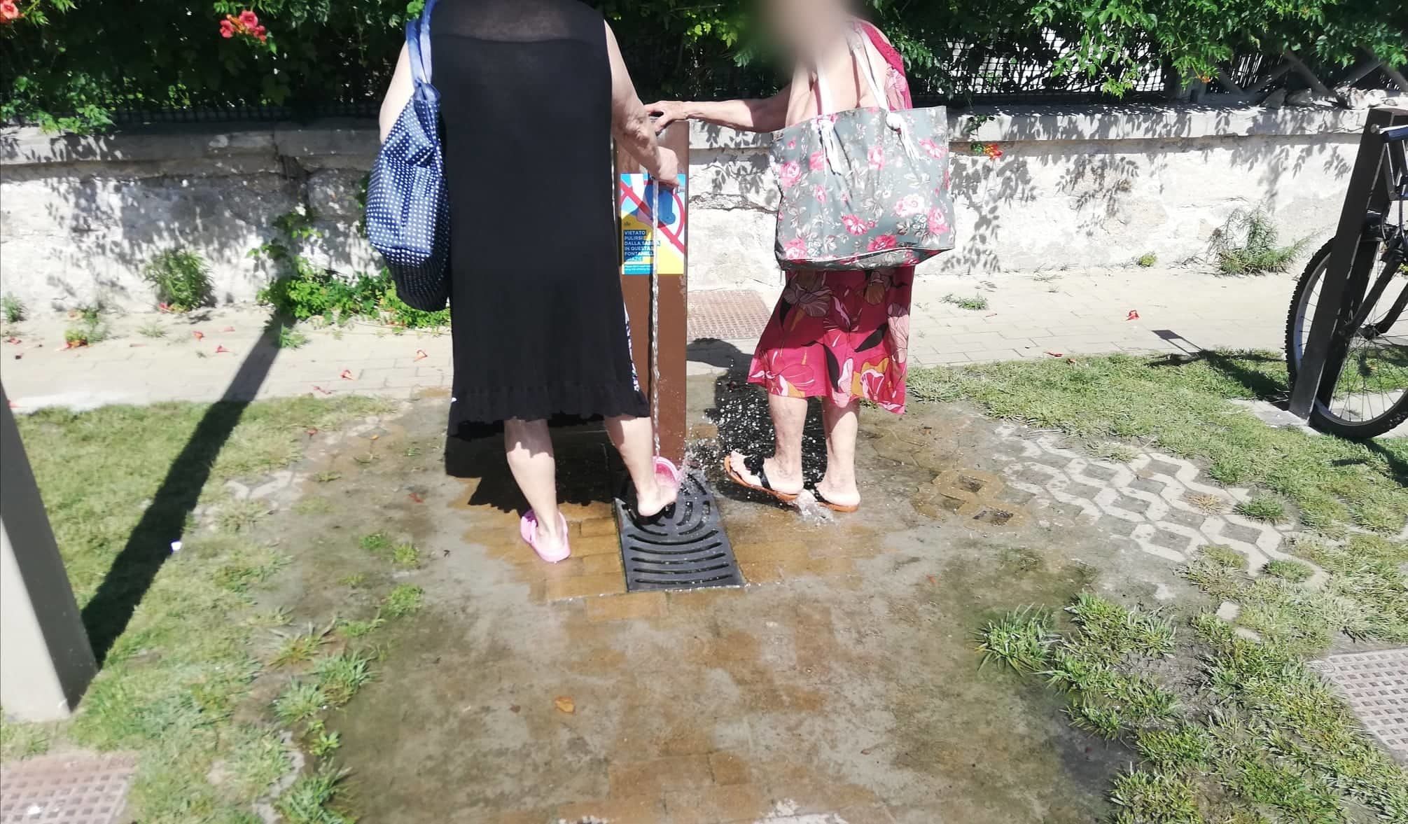“Vietato lavarsi i piedi nelle fontanelle del Poetto? Ma così sporchiamo di sabbia l’auto”
