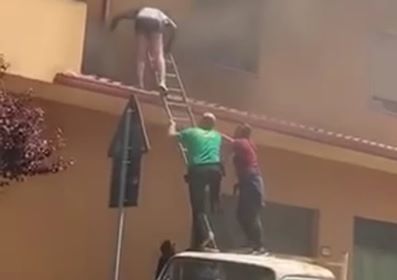 Sestu, due cittadini sopra un camion per salvare gli inquilini del palazzo in fiamme