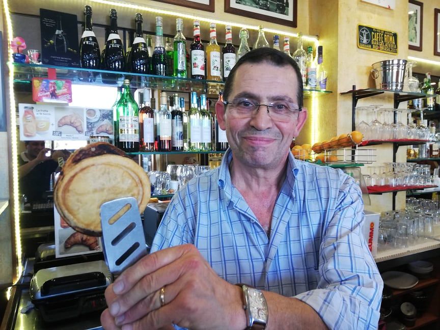 Fulvio, storico barista cagliaritano di via Roma: “I fan italiani di Vasco pazzi per le pizzette sfoglia”