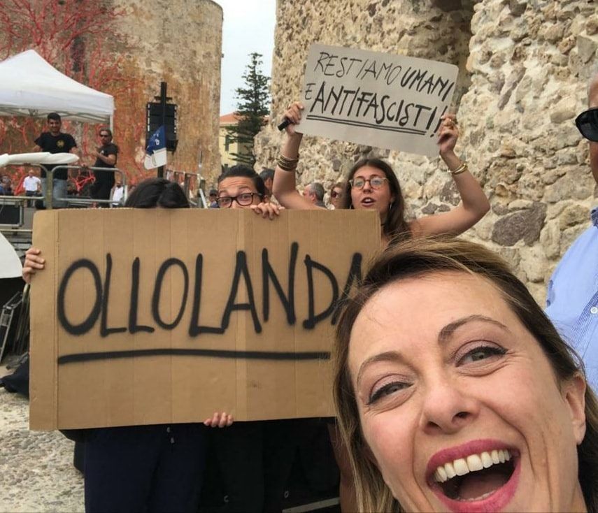 Giorgia Meloni in Sardegna, selfie ricordo con le contestatrici: “Un bel sorrisone per loro”