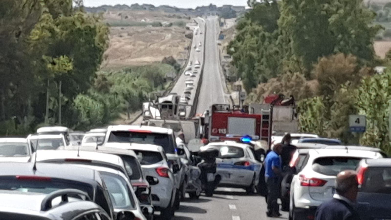 Cagliari, brutto incidente tra 3 auto sulla 131 Dir: una donna estratta dalle lamiere accartocciate