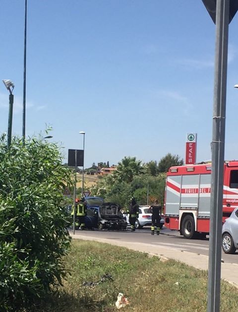 Auto in fiamme a Quartu, grande spavento per la donna alla guida: traffico in tilt