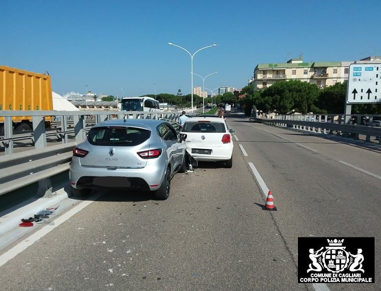 Cagliari, 80enne al volante non rallenta e tampona un’auto ferma al semaforo: incidente con feriti in viale Ferrara