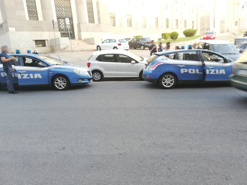 Incidente in via Tuveri a Cagliari: tampona un’auto, offre 20 euro per i danni e poi fugge