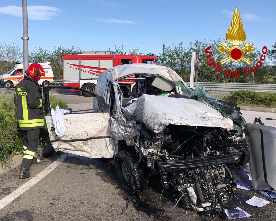 Nuoro, scontro frontale tra auto: tre feriti