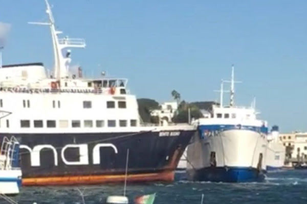 Traghetto si incaglia nel porto di Ischia: disavventura per i turisti a bordo della Lady Carmela