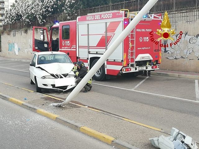 Cagliari, paura in via Jenner: un’auto sbanda e finisce sopra un lampione dell’illuminazione pubblica