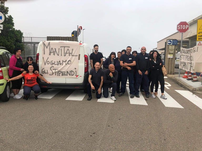 Cagliari, il dramma dei 150 addetti alle pulizie delle poste: “Senza stipendio da mesi, abbiamo fame”