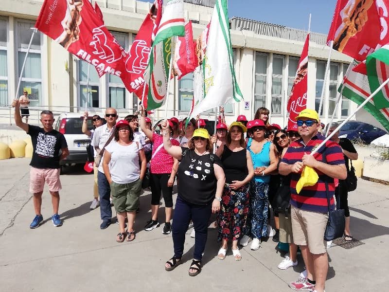 Cagliari, 150 addetti alle pulizie delle poste in trincea: “Pagateci gli stipendi o blocchiamo tutto”