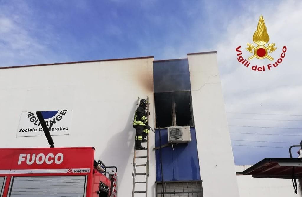 Assemini, paura a Macchiareddu: fiamme in un capannone industriale