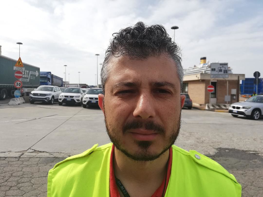 Marco di Settimo San Pietro, portuale disperato: “Senza stipendio e con una figlia di 7 mesi”