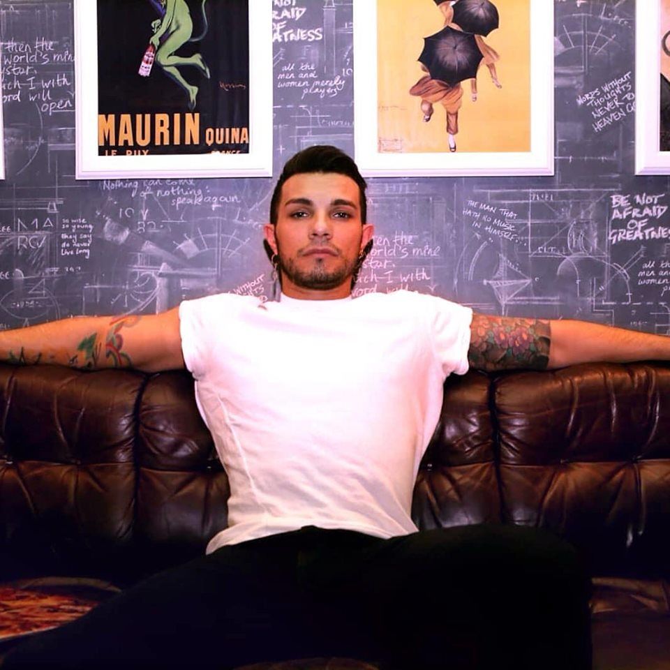 Marco Carta arrestato con magliette rubate alla Rinascente, fan e lettori: “La Sardegna non merita queste figuracce”