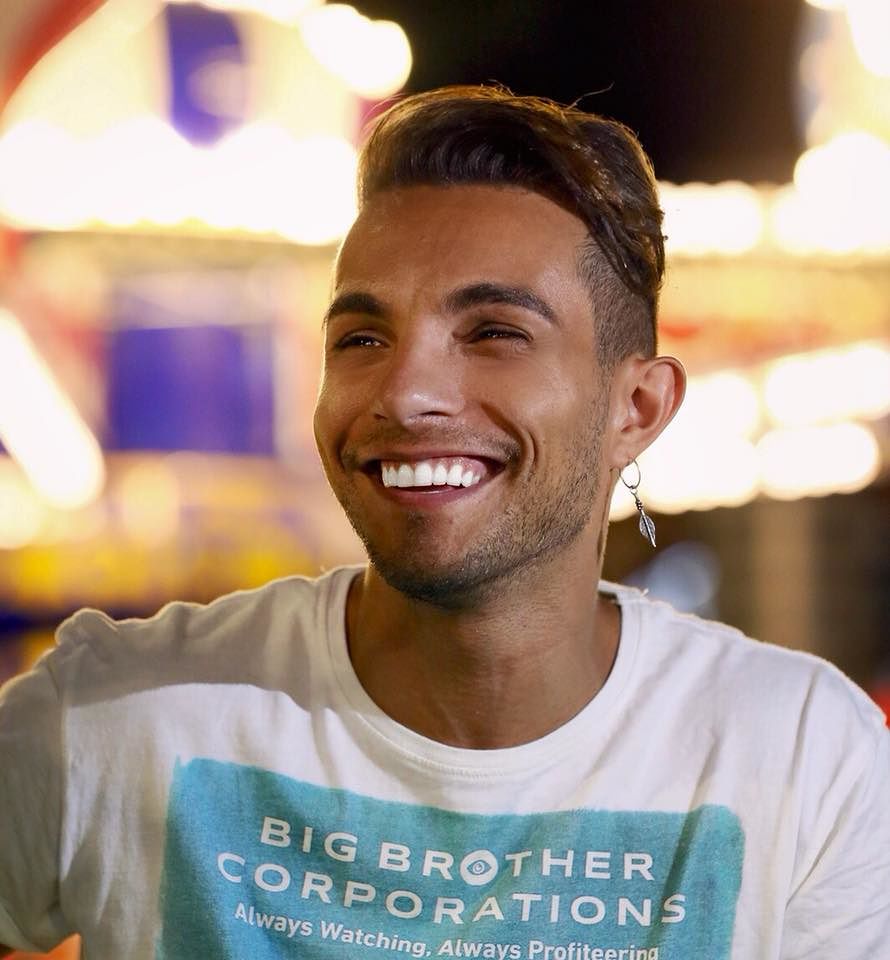 Lo strano caso di Marco Carta: arrestato per furto, liberato e scagionato, ma rinviato a giudizio e ancora indagato