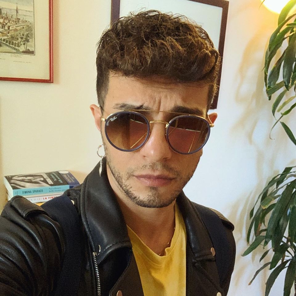 Marco Carta in vacanza in Grecia: “Questa è vita”, la sua amica Fabiana Muscas “fan inseparabile del cantante”