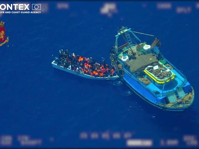 Sbarchi in Italia, ecco il trucco: migranti dalla “nave madre” al barchino