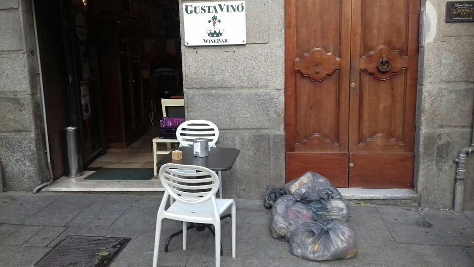 Cagliari, movida e spazzatura in piazza Yenne: sacchetti abbandonati accanto ai tavolini