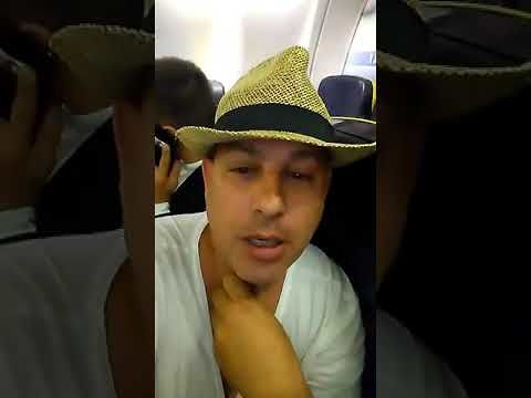 “Noi, cagliaritani bloccati a Pisa per mezz’ora dentro l’aereo: condannati al caldo e ai ritardi” (VIDEO)