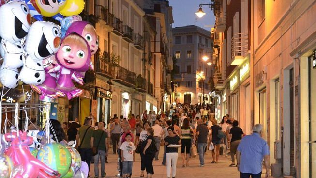 Cagliari, l’appuntamento con lo shopping estivo by night: torna Notti Colorate