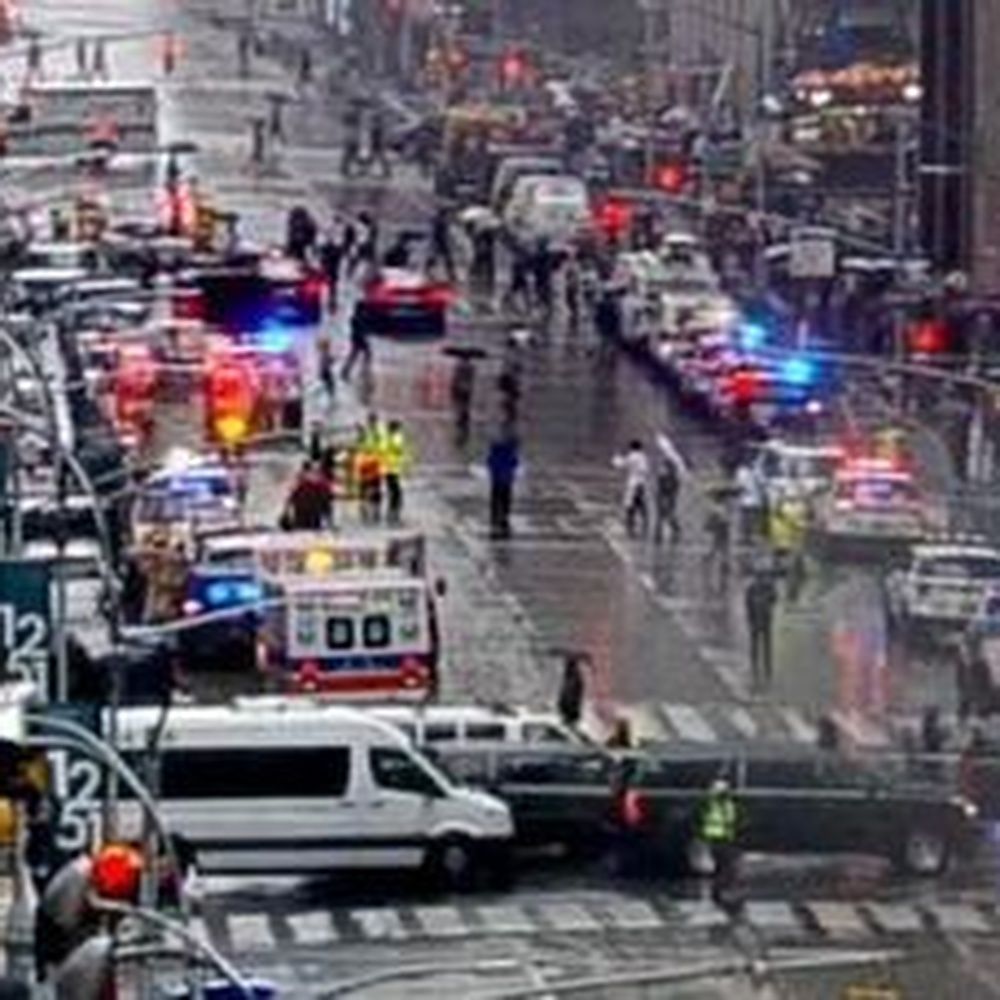 Terrore a New York, un elicottero si è schiantato contro un grattacielo