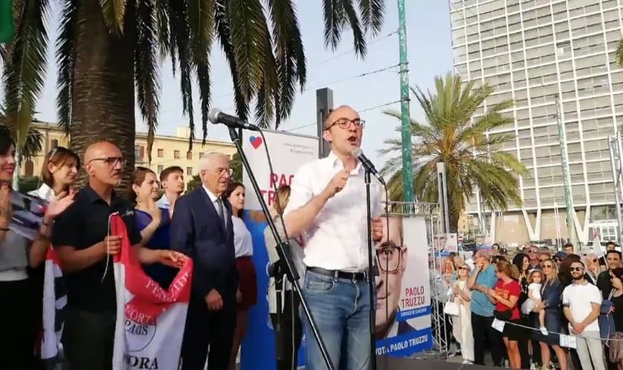 Cagliari, in migliaia per Giorgia Meloni e Paolo Truzzu: “Lotterò per la zona franca, isole ecologiche in tutta la città”