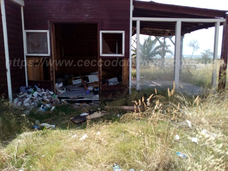 Sterpaglie, rifiuti e chioschi carbonizzati: ecco il parcheggio-letamaio al Poetto di Quartu