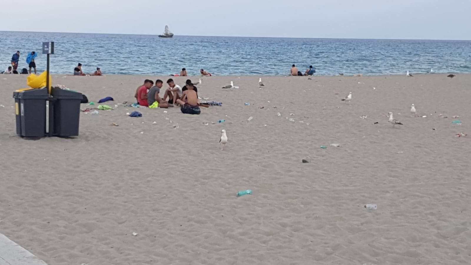Stessa spiaggia stessi cafoni, Poetto-letamaio a Cagliari: buste di patatine e bottiglie di superalcolici