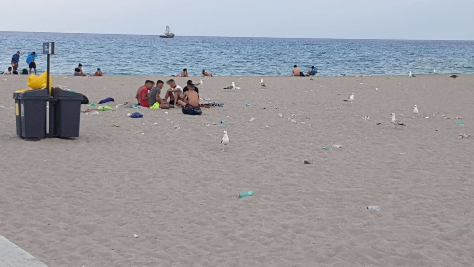 Stessa spiaggia stessi cafoni, Poetto-letamaio a Cagliari: buste di patatine e bottiglie di superalcolici