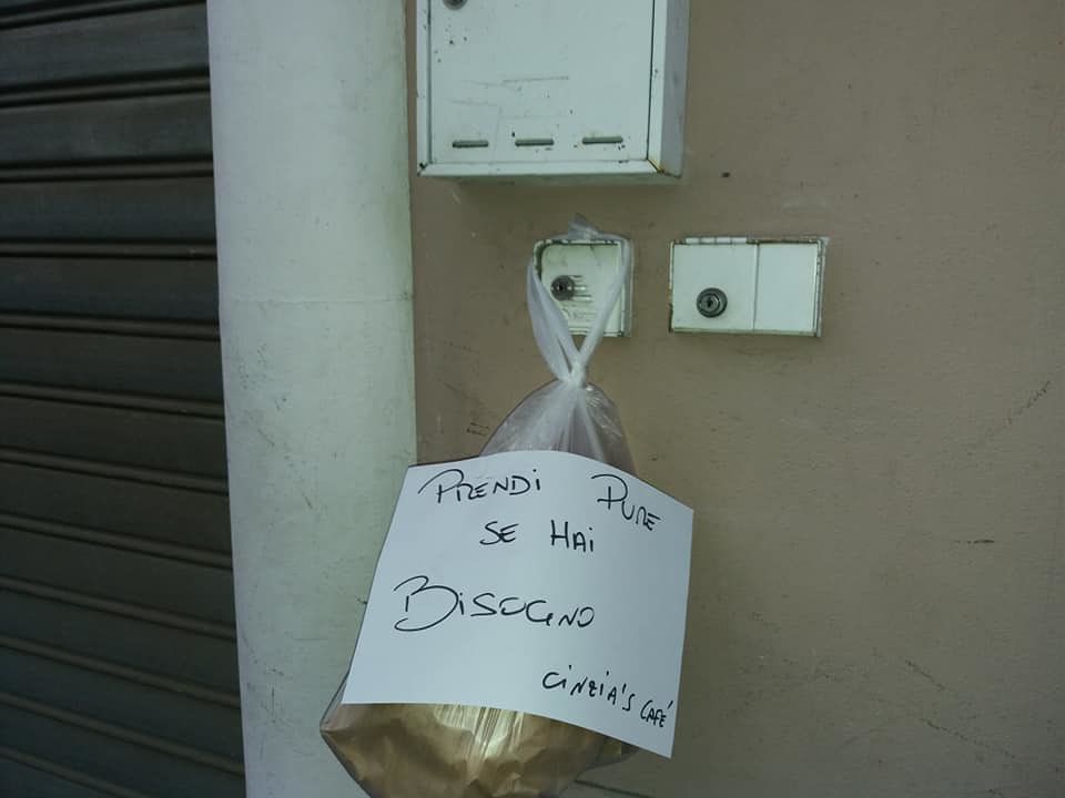 Il bar di Sestu dona paste e panini ai poveri: “Prendi pure, se hai bisogno…”