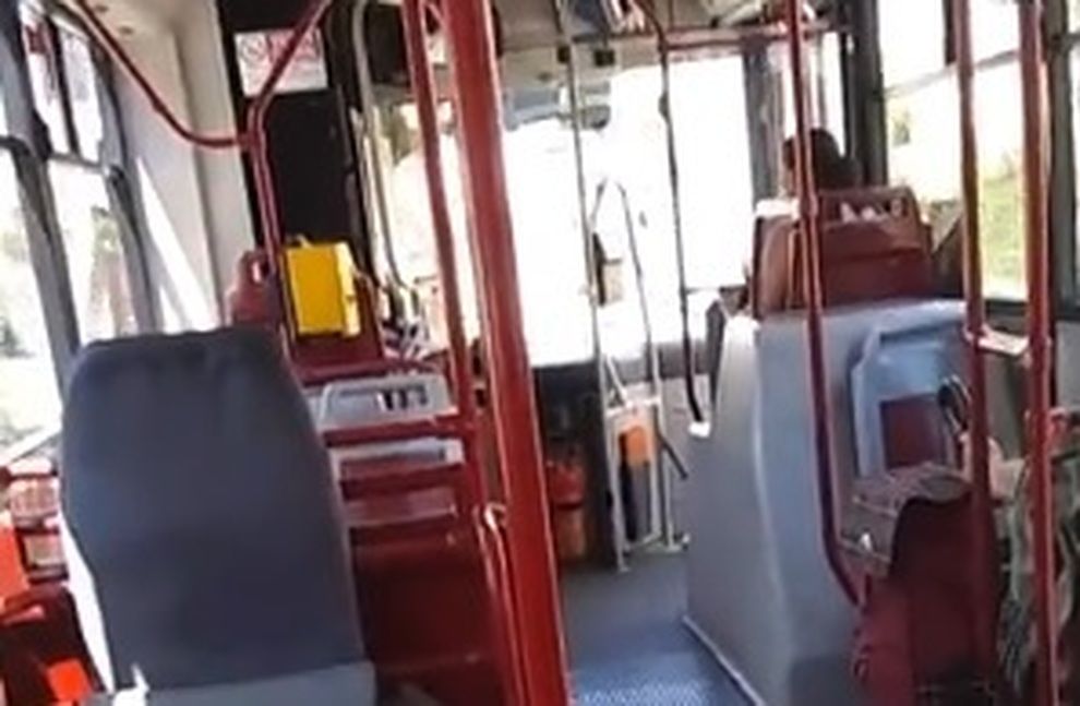 Cagliari, posto in bus negato a una ragazza di colore e concesso a una turista: “Ordinario razzismo”