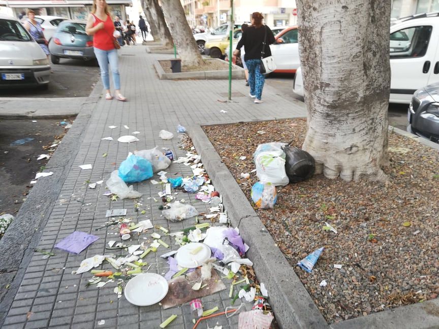 Cagliari, immondezzaio in via Pacinotti: trionfo di puzza e mosche davanti al mercato