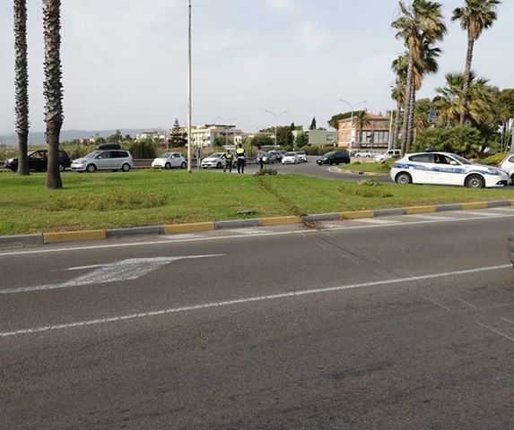 Carambola al Poetto: ubriaco alla guida sale su una rotonda, sfiora le auto, sbatte sul muro e poi riparte con gomme squarciate