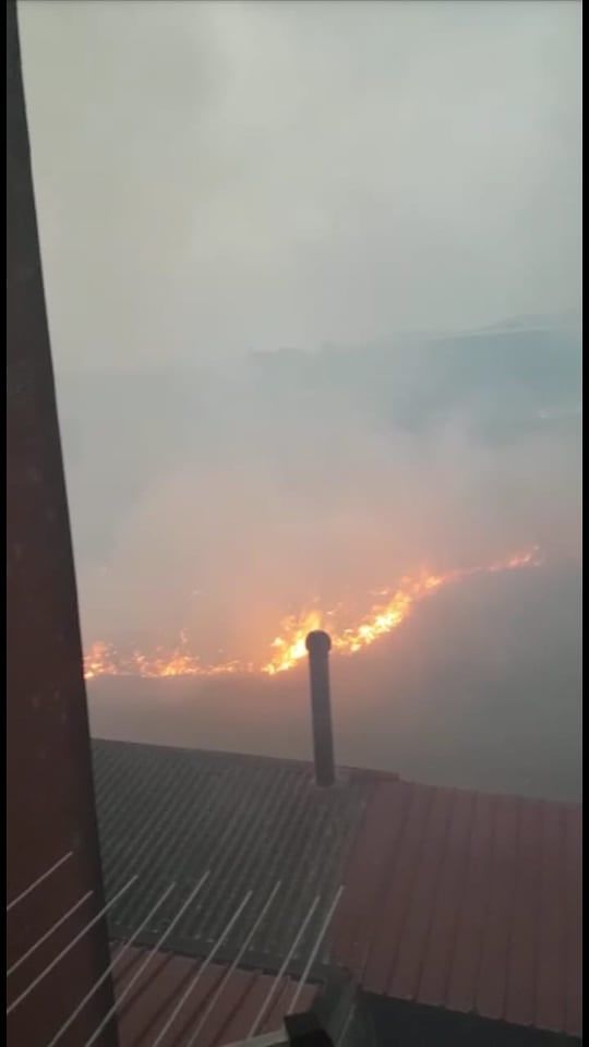 Paura nella notte a Maracalagonis, incendio vicino alla scuole e alle case di via Garibaldi