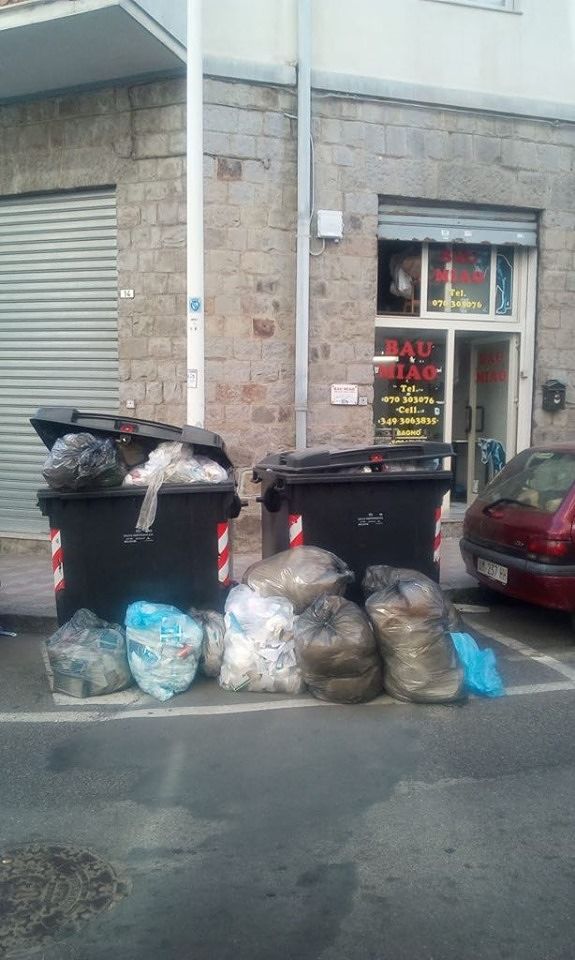 Cagliari, far west sacchetti: l’immondezza davanti alla clinica invade via Loru