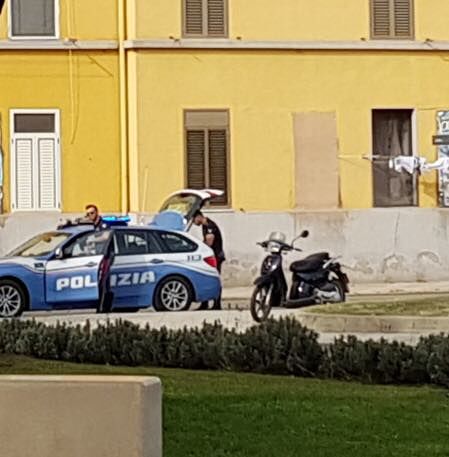 Cagliari, maxi inseguimento in piazza San Michele: due giovani lasciano lo scooter e scappano a piedi