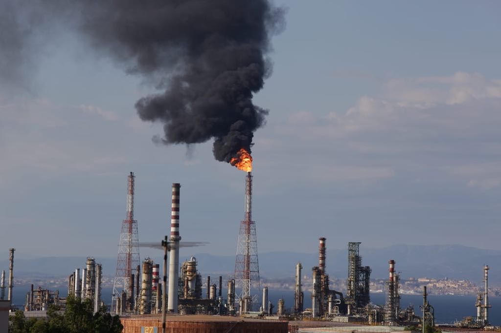 Sarroch, forte esplosione alla Air Liquide e colonne di fumo dalle industrie