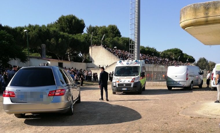 In migliaia a Serramanna per l’ultimo saluto a Gabriele: “Addio, piccolo grande campione”