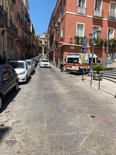 La video denuncia degli abitanti di Stampace: “Ambulanza bloccata dai parcheggi selvaggi”