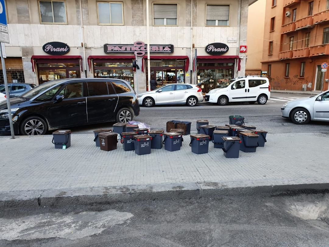 Cagliari, il marciapiede è troppo stretto: caos-mastelli in via Pacinotti