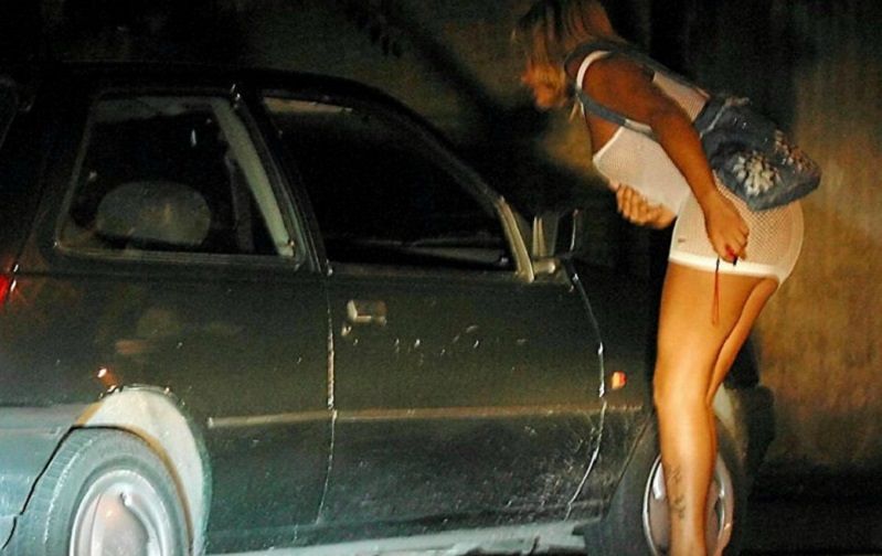 Trans infuriato in baby doll e calze a rete sveglia un’intera via del porto: “il cliente non paga”