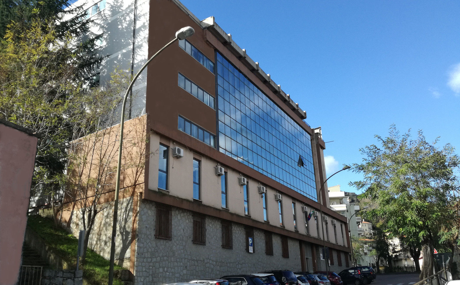 Choc in un mattatoio sardo, veterinaria aggredita con un coltello: “Ti apro il collo e ti metto fuoco”