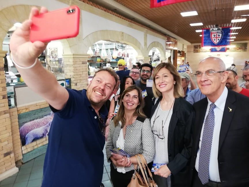 Cagliari, selfie e assaggini al mercato per le eurodeputate siciliane leghiste: “Lotteremo anche per i sardi”