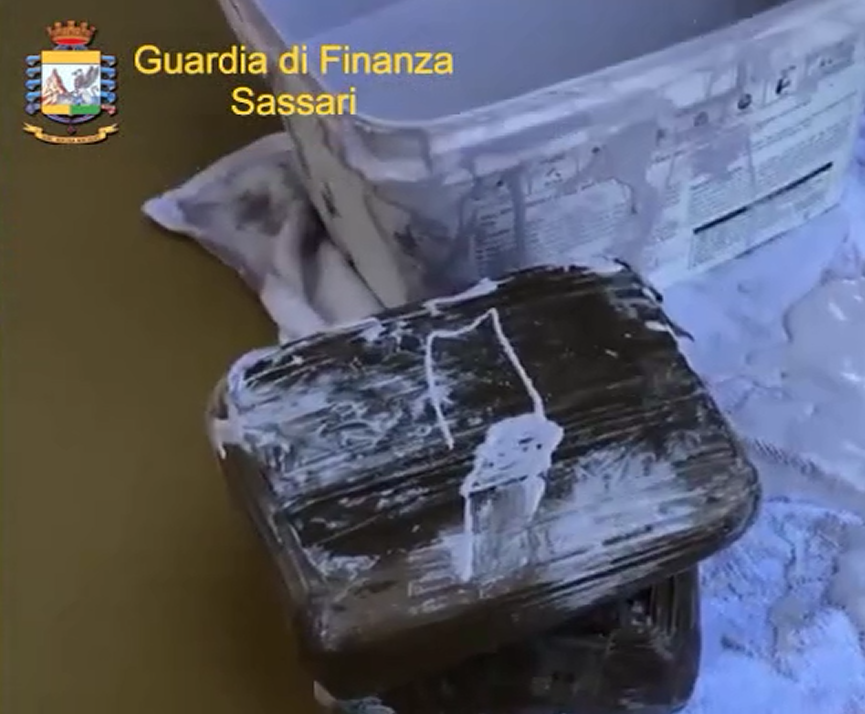 Sbarca a Olbia con un chilo di cocaina purissima immersa nella vernice: arrestato