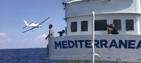 Mediterranea soccorre gommone con 54 a bordo: “Tutti salvi, ora serve un porto sicuro”