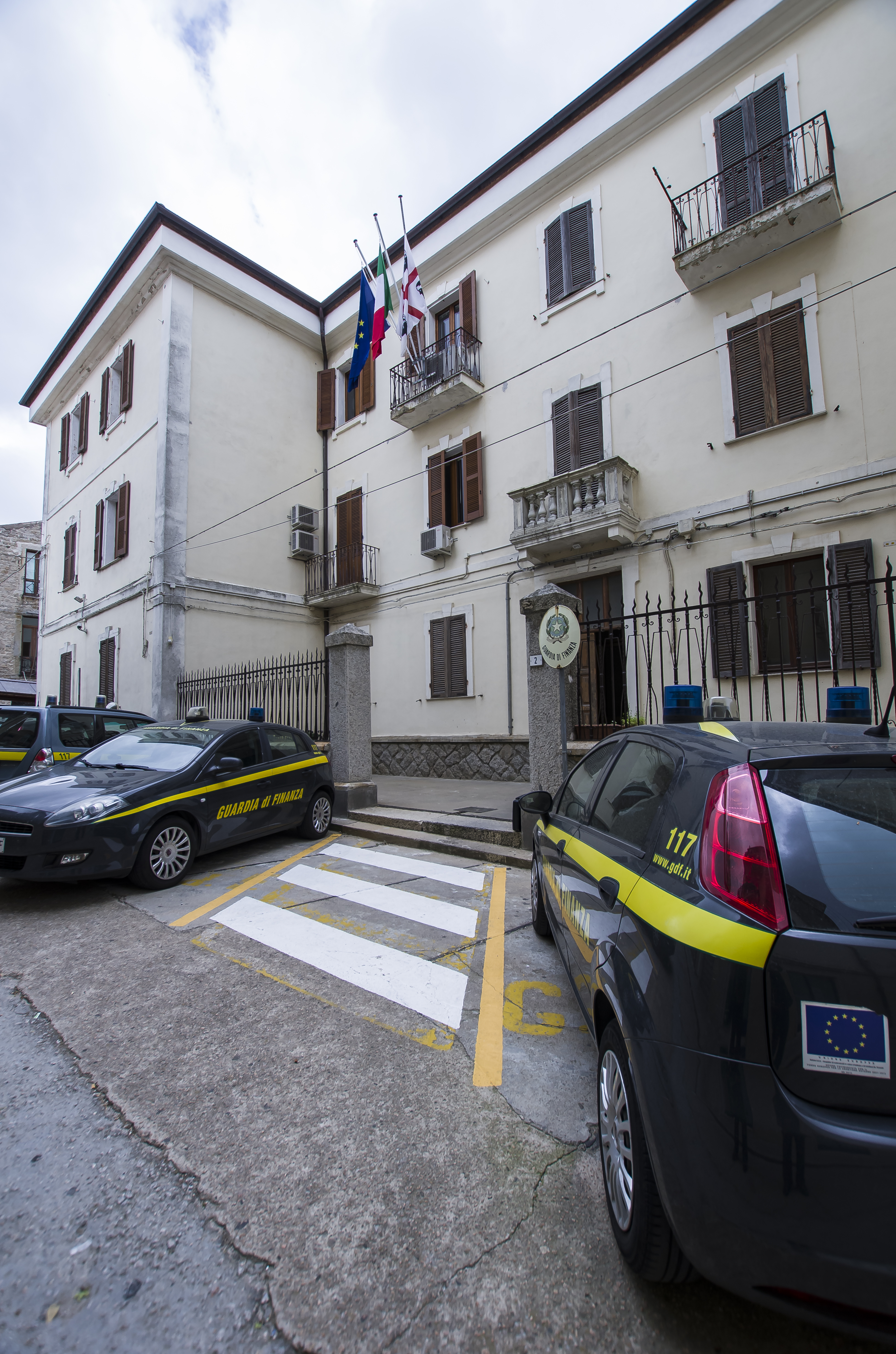 Camionista cagliaritano semina il panico, sbatte sul guard rail e poi picchia un finanziere