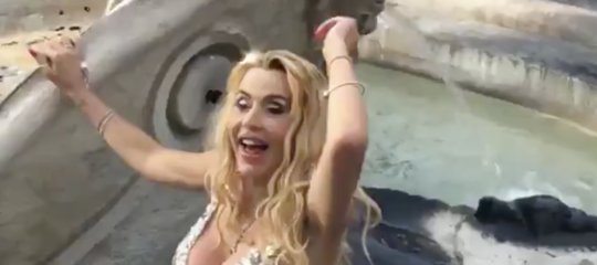 Multa di 450 euro e un Daspo a Valeria Marini per il bagno nella fontana di piazza di Spagna